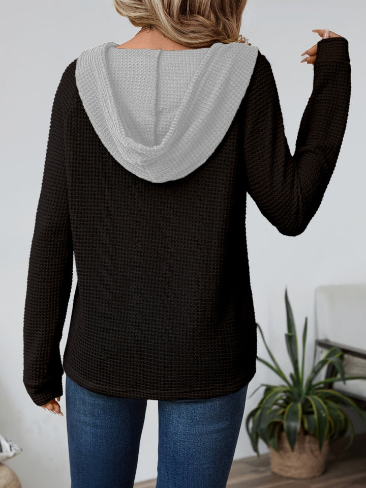 Sweat à capuche femme | Texture gaufrée et patte de boutonnage