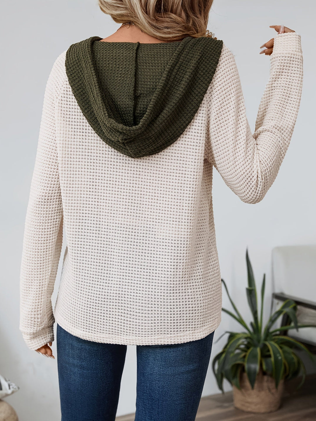 Sweat à capuche femme | Texture gaufrée et patte de boutonnage