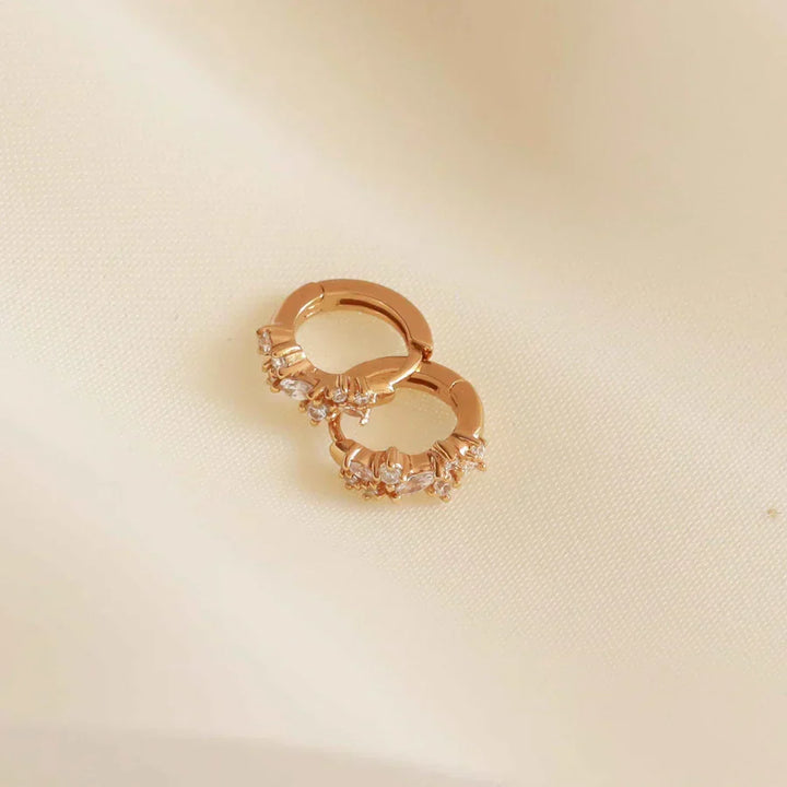 Boucles d'oreilles huggies en cristal | Or blanc