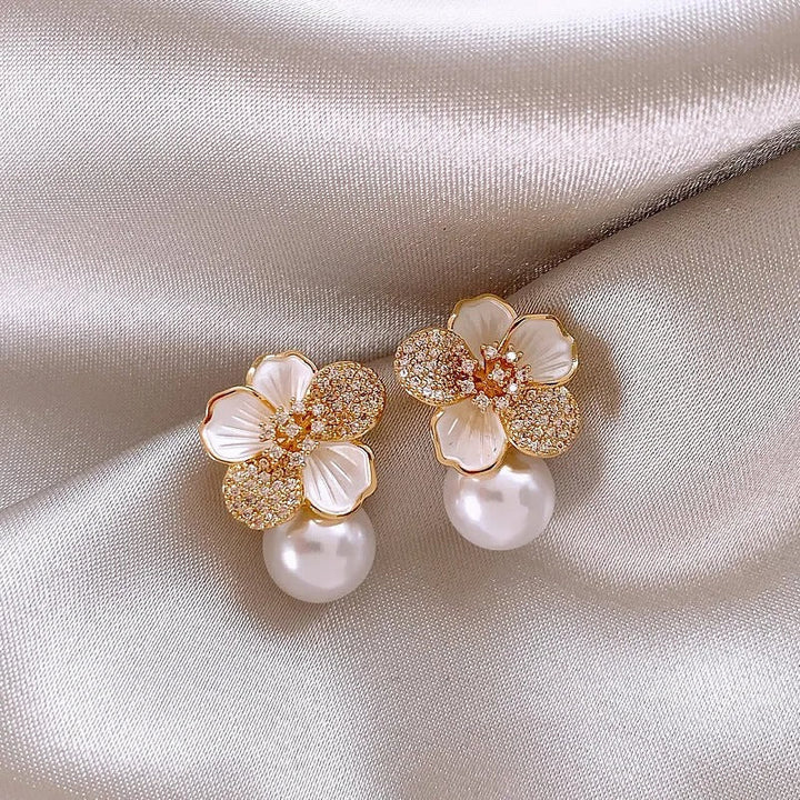 Boucles d'oreilles avec camélia blanc suspendu et marguerite | Or