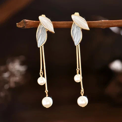 Boucles d'oreilles en forme de feuille avec des marguerites | Or