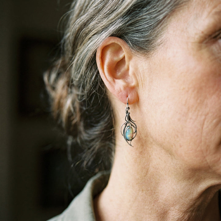 Boucles d'oreilles rétro avec opale bleue | Or blanc