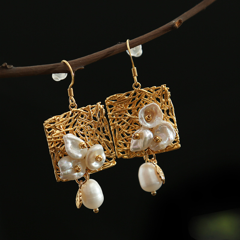 Boucles d'oreilles vintage avec perles blanches et fleurs | Or