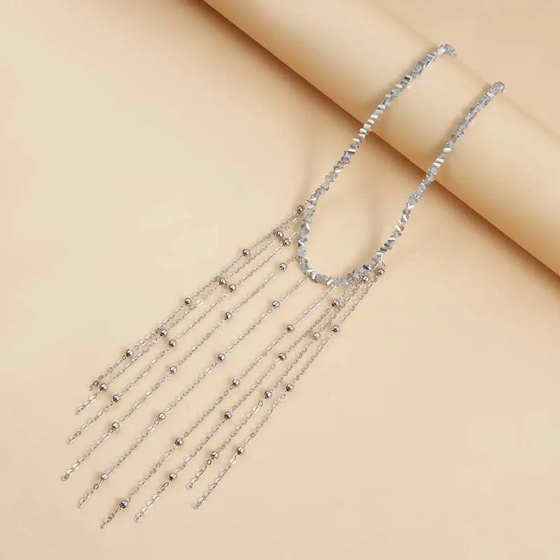 Collier avec pampilles et pierres brillantes en forme de goutte | Or blanc