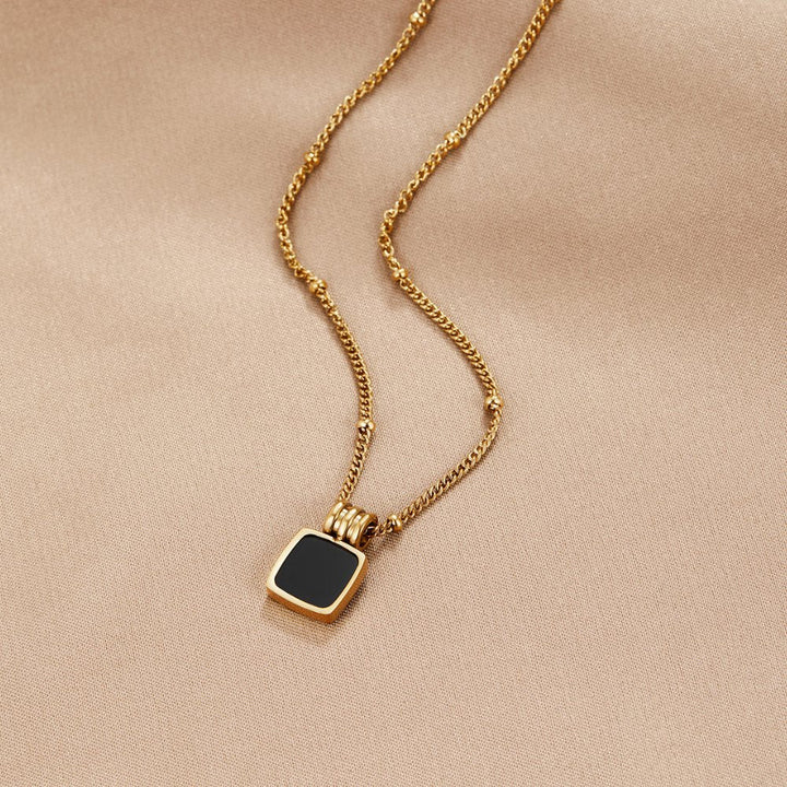Collier avec pendentif Lucia en noir | Or