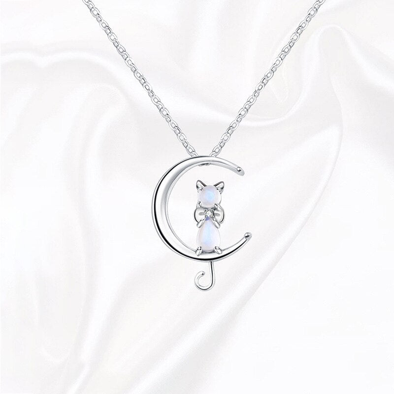 Collier avec pendentif en forme de croissant de lune et d'un chat en pierre de lune | Or