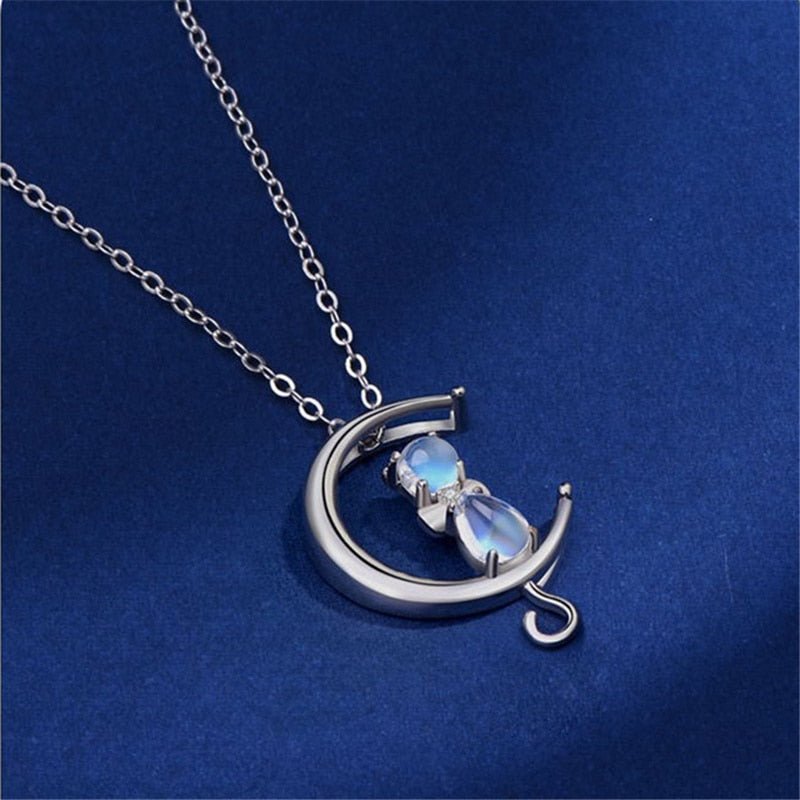 Collier avec pendentif en forme de croissant de lune et d'un chat en pierre de lune | Or