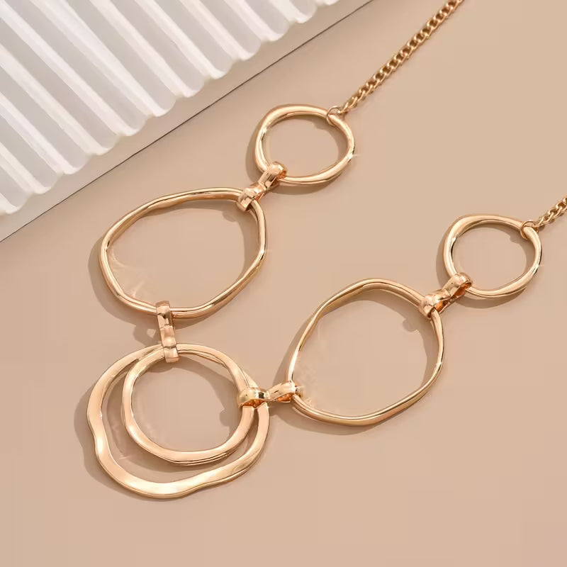 Collier avec pendentif, inspiré par l'élégance classique | Or