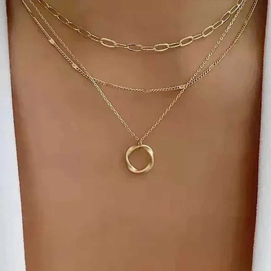 Collier rétro avec des couches de chaîne et pendentif | Or